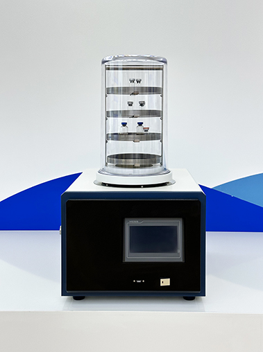 Front straight view of Geliss standard laboratory freeze dryer featuring a transparent acrylic vacuum cover, a 4-layer vial sample shelf, and a digital touch screen panel.